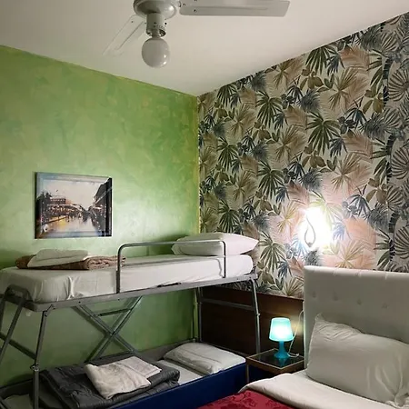 2 Guest house *